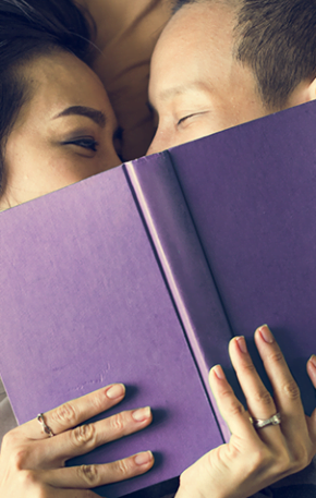 Juntos e shallow now? Saia do raso e dê livros de presente no Dia dos Namorados. Confira as dicas da Sextante